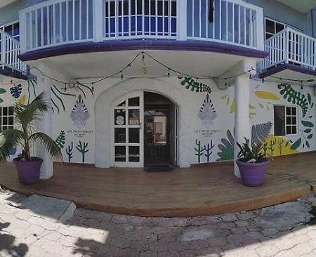 Les Trois Singes - Friendly Hostel Isla Mujeres Dış mekan fotoğraf