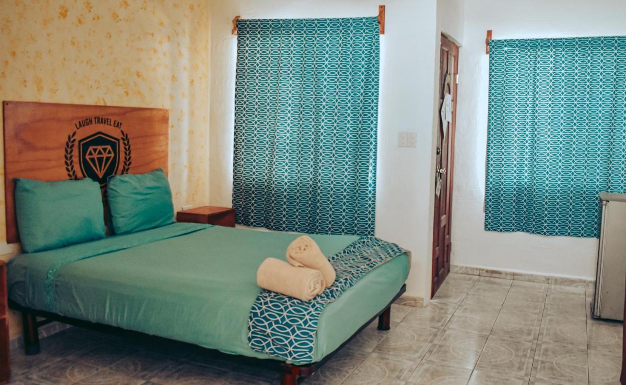 Les Trois Singes - Friendly Hostel Isla Mujeres Dış mekan fotoğraf