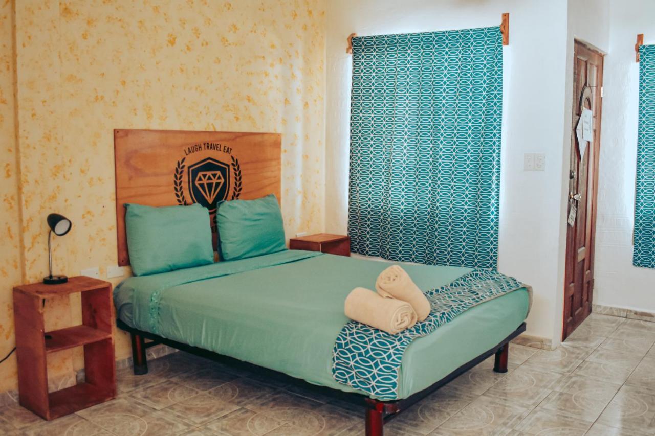 Les Trois Singes - Friendly Hostel Isla Mujeres Dış mekan fotoğraf