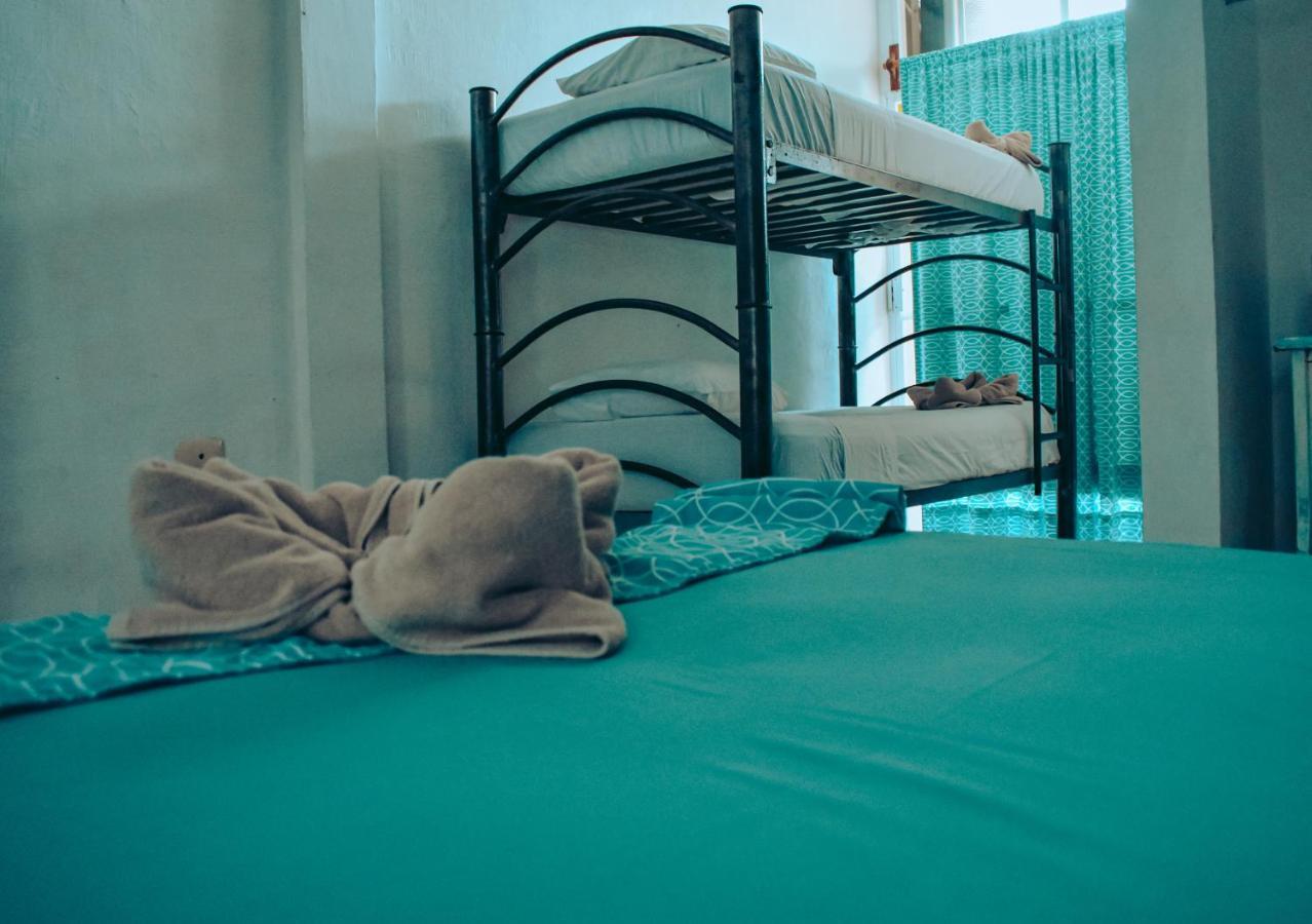 Les Trois Singes - Friendly Hostel Isla Mujeres Dış mekan fotoğraf