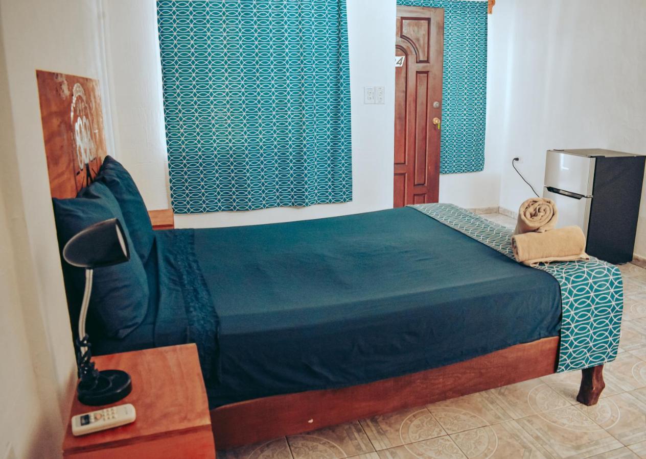 Les Trois Singes - Friendly Hostel Isla Mujeres Dış mekan fotoğraf