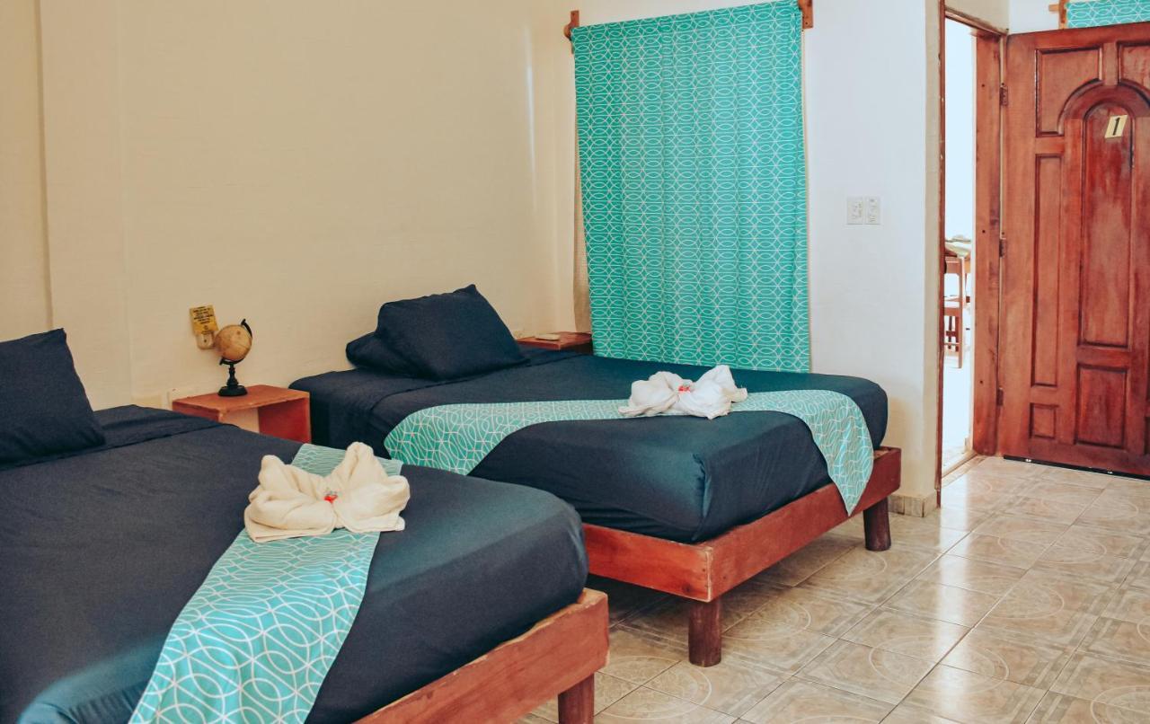 Les Trois Singes - Friendly Hostel Isla Mujeres Dış mekan fotoğraf