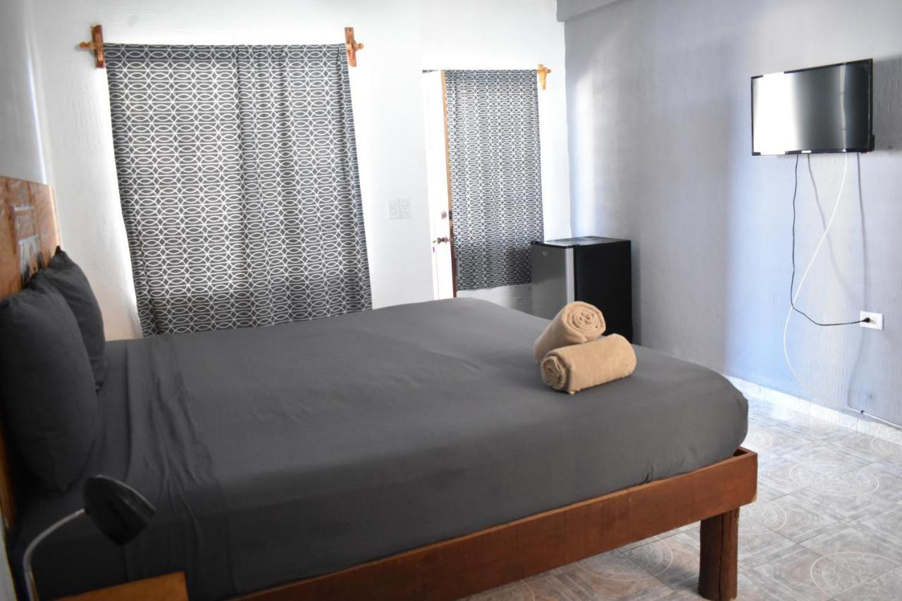 Les Trois Singes - Friendly Hostel Isla Mujeres Dış mekan fotoğraf