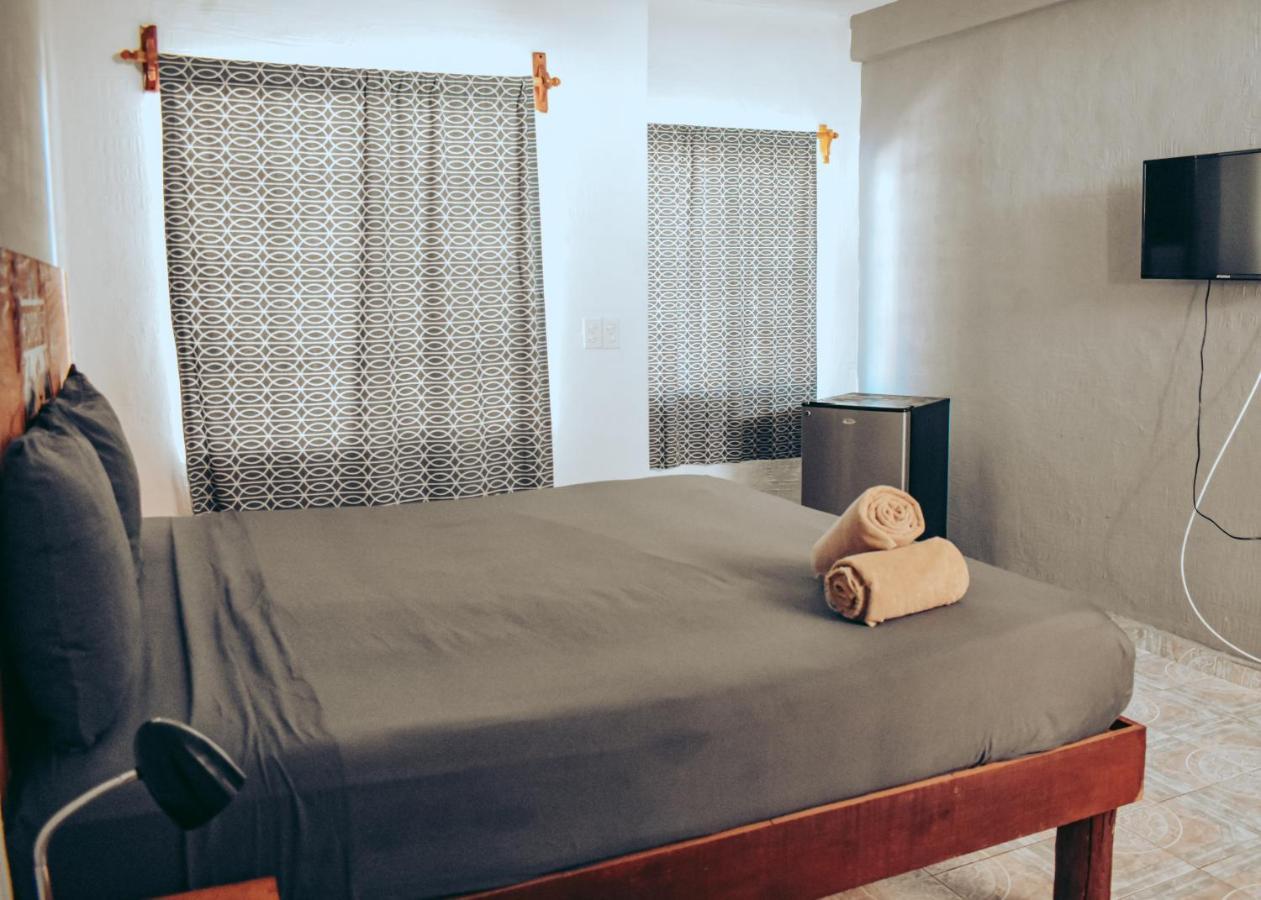 Les Trois Singes - Friendly Hostel Isla Mujeres Dış mekan fotoğraf