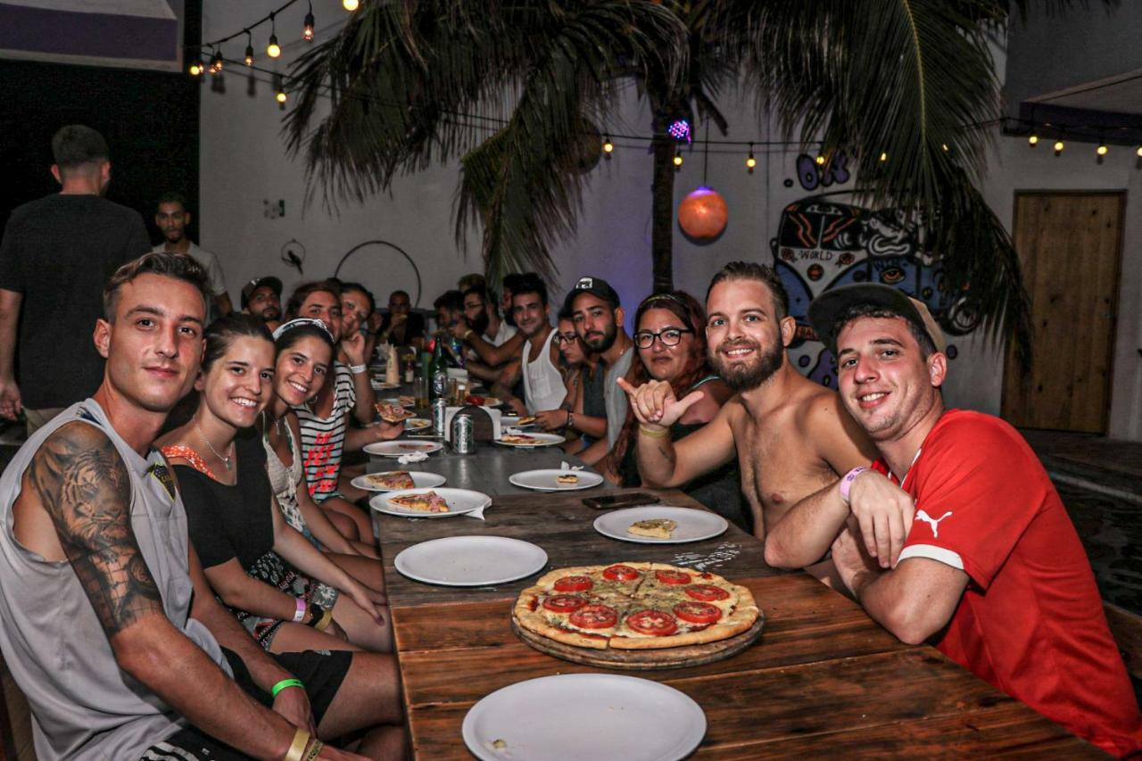 Les Trois Singes - Friendly Hostel Isla Mujeres Dış mekan fotoğraf